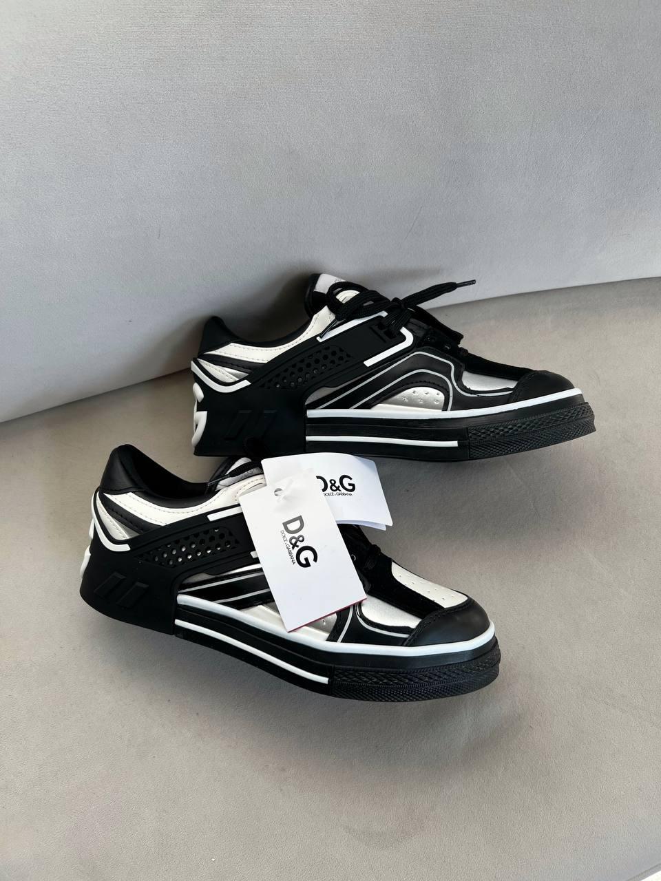 DG Black White