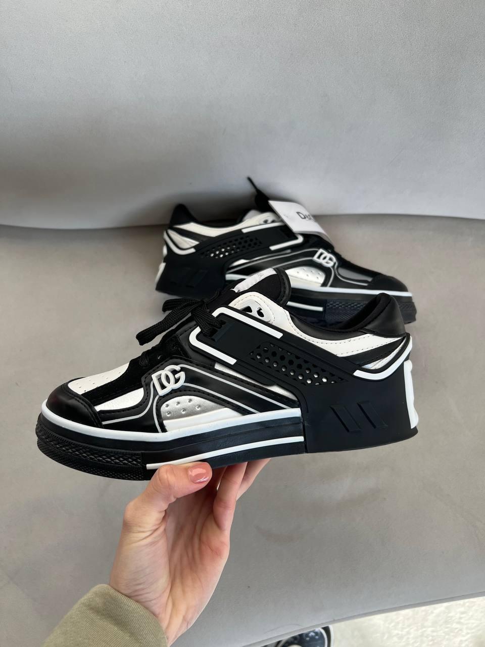 DG Black White