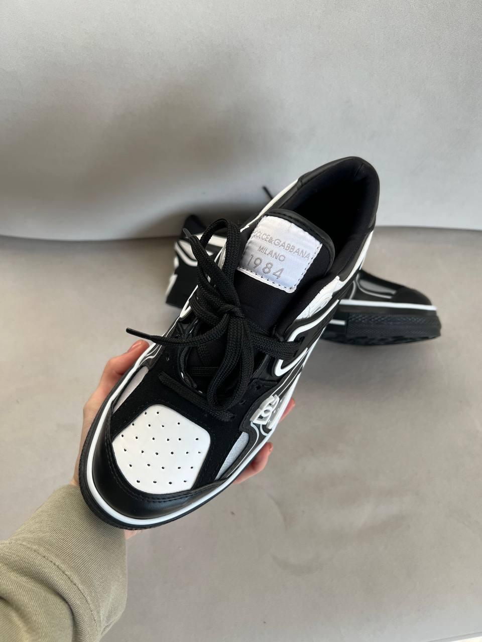 DG Black White
