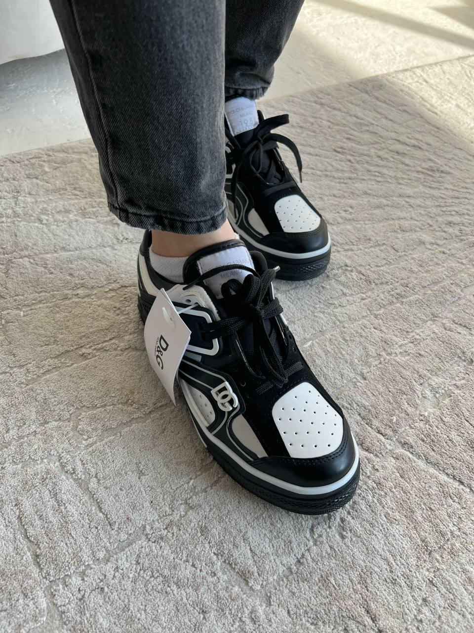DG Black White