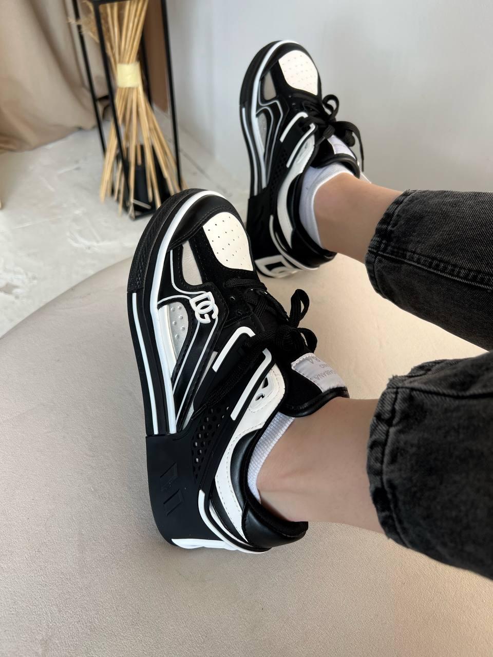 DG Black White