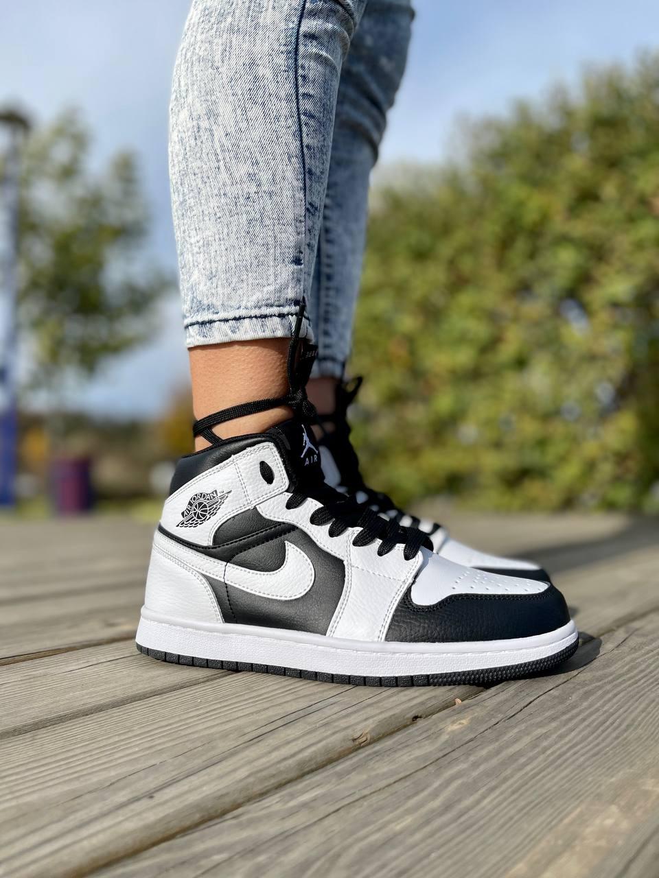 Nike Air Jordan 1 Retro Mid Tuxedo