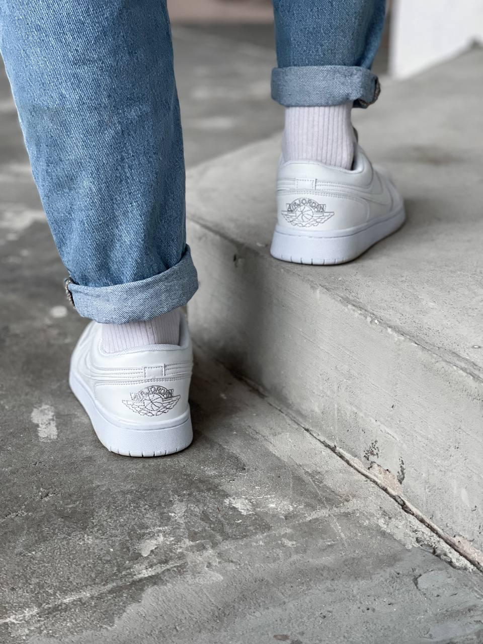 Nike Air Jordan Retro 1 Low White Black Logo