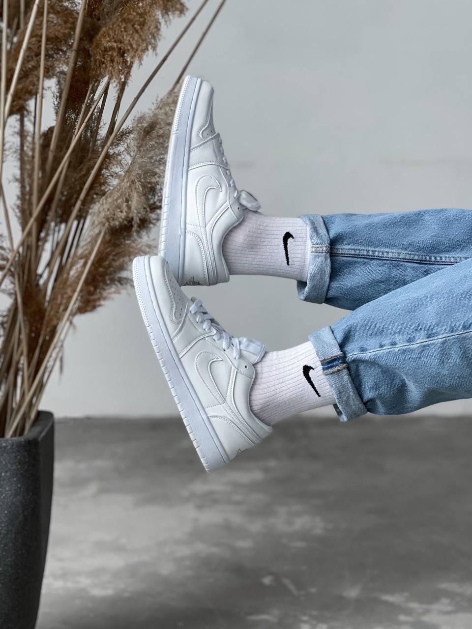 Nike Air Jordan Retro 1 Low White Black Logo