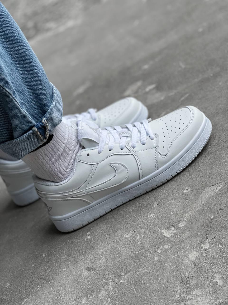 Nike Air Jordan Retro 1 Low White Black Logo