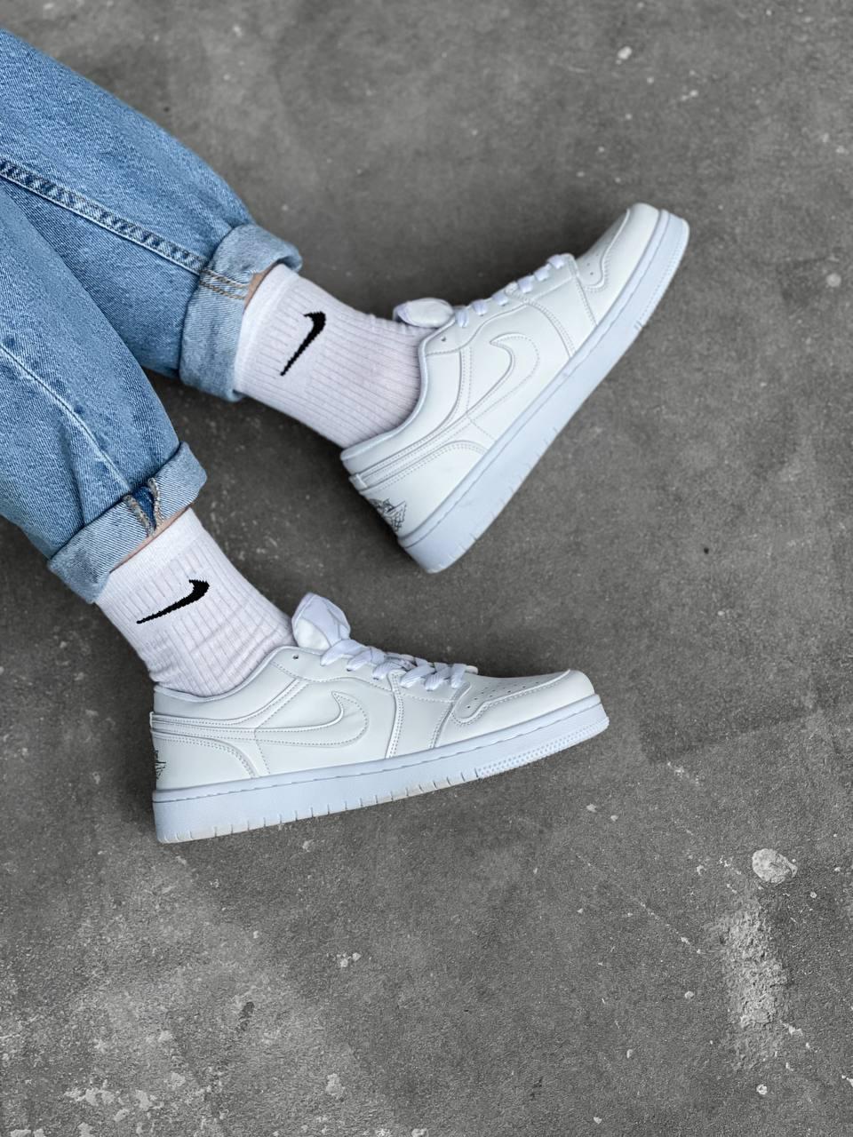 Nike Air Jordan Retro 1 Low White Black Logo
