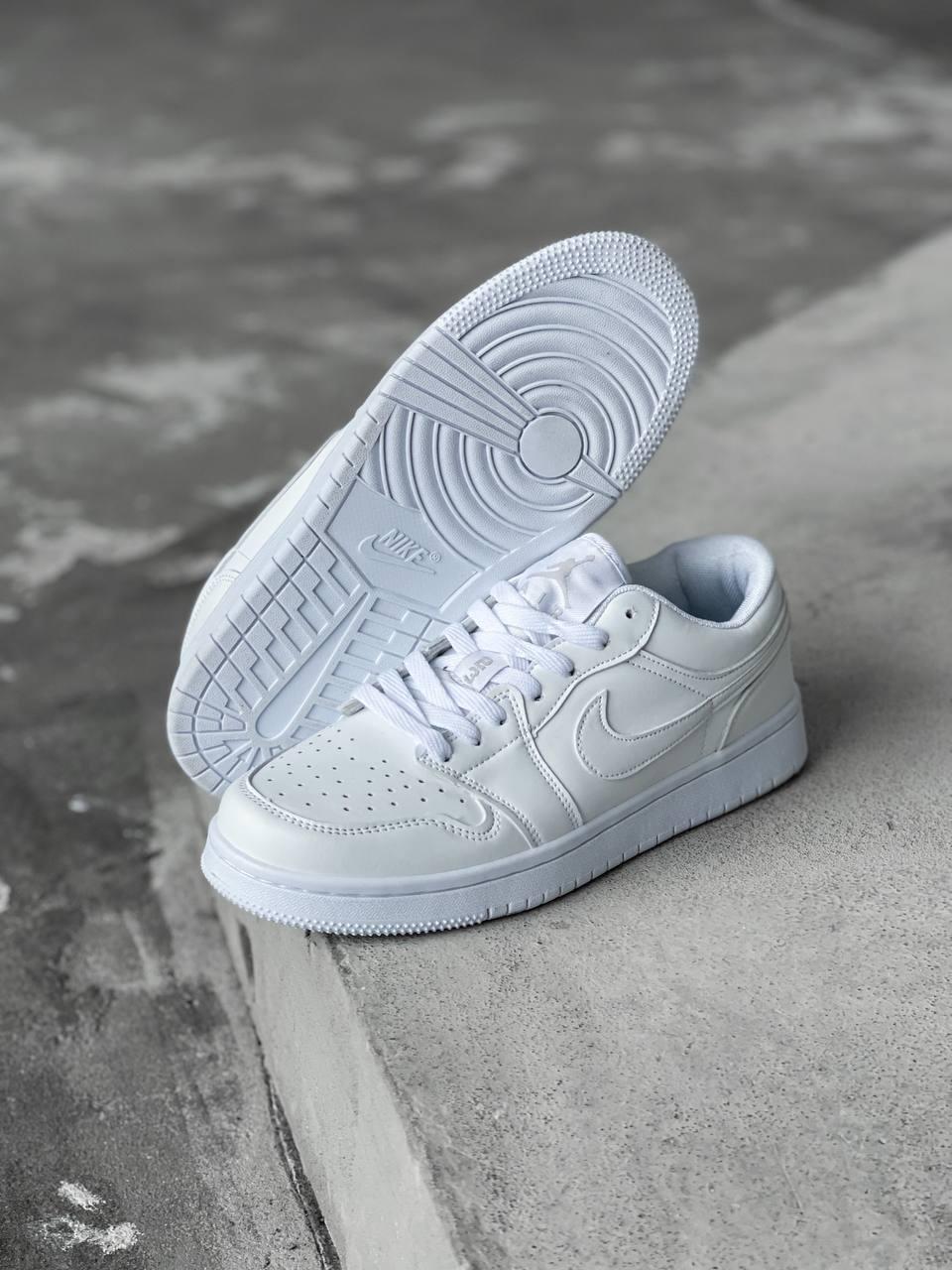 Nike Air Jordan Retro 1 Low White Black Logo