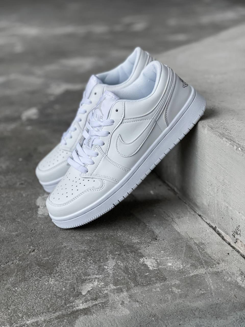 Nike Air Jordan Retro 1 Low White Black Logo