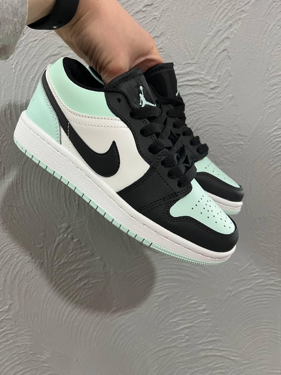 Nike Air Jordan Retro 1 Low Mint Black White 4