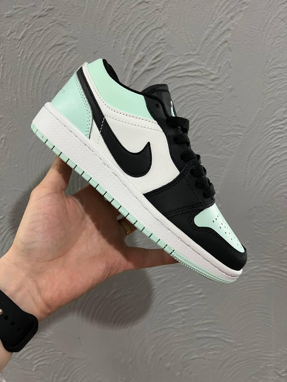 Nike Air Jordan Retro 1 Low Mint Black White 4