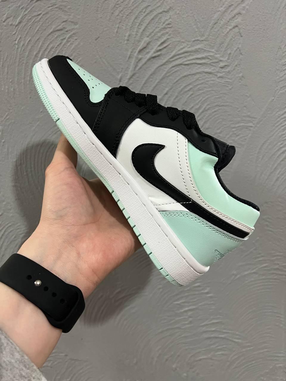 Nike Air Jordan Retro 1 Low Mint Black White 4