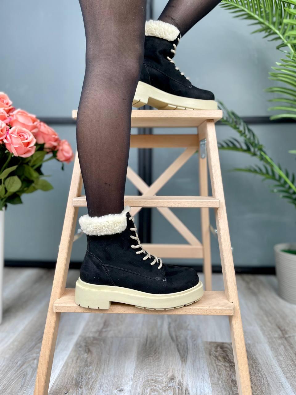 Suede Boots Low Black Collar