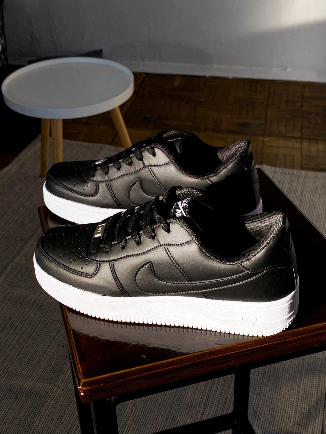 Nike Air Force 1 Black White Sole