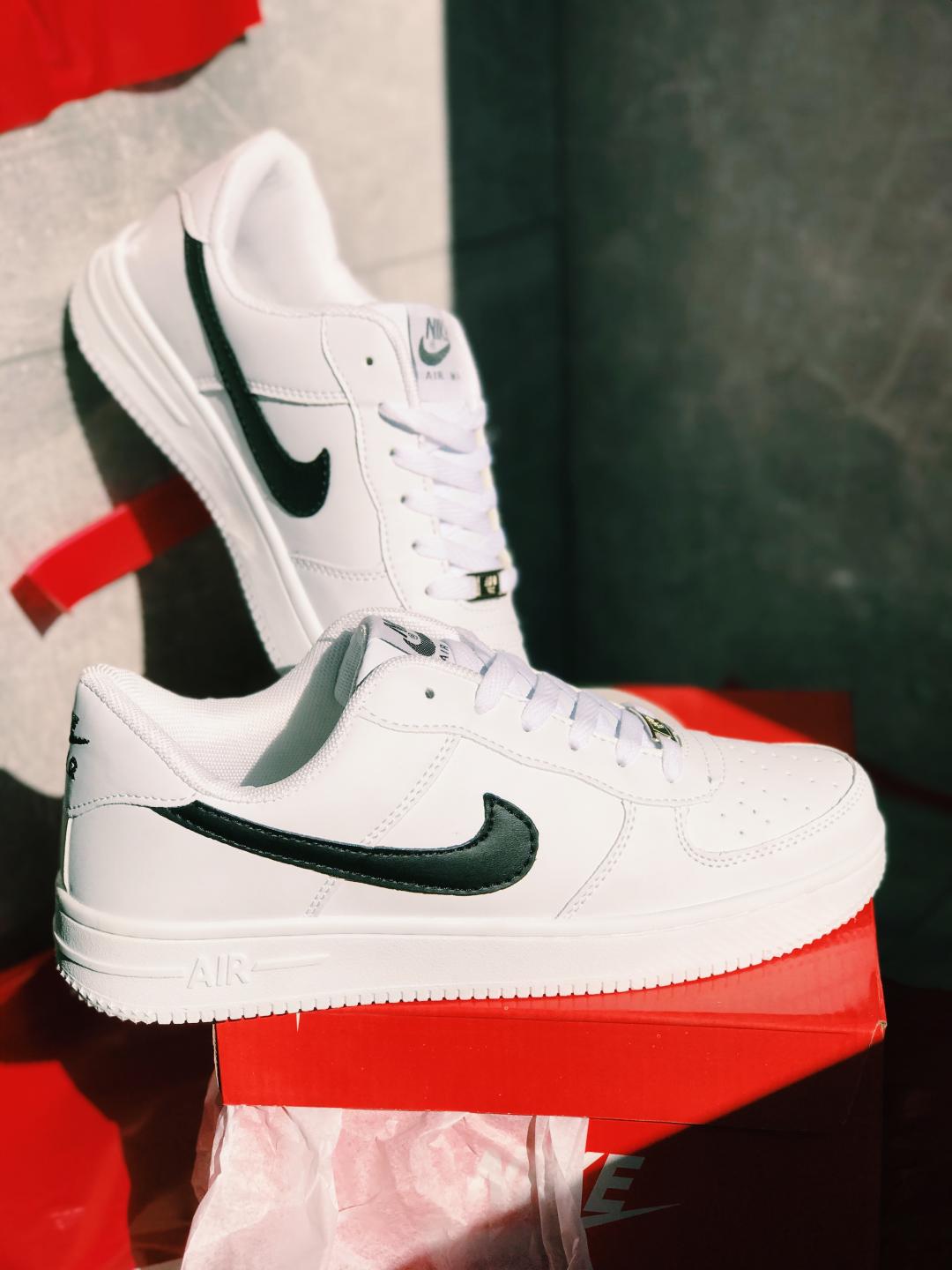 Nike Air Force 1 White Black Strip