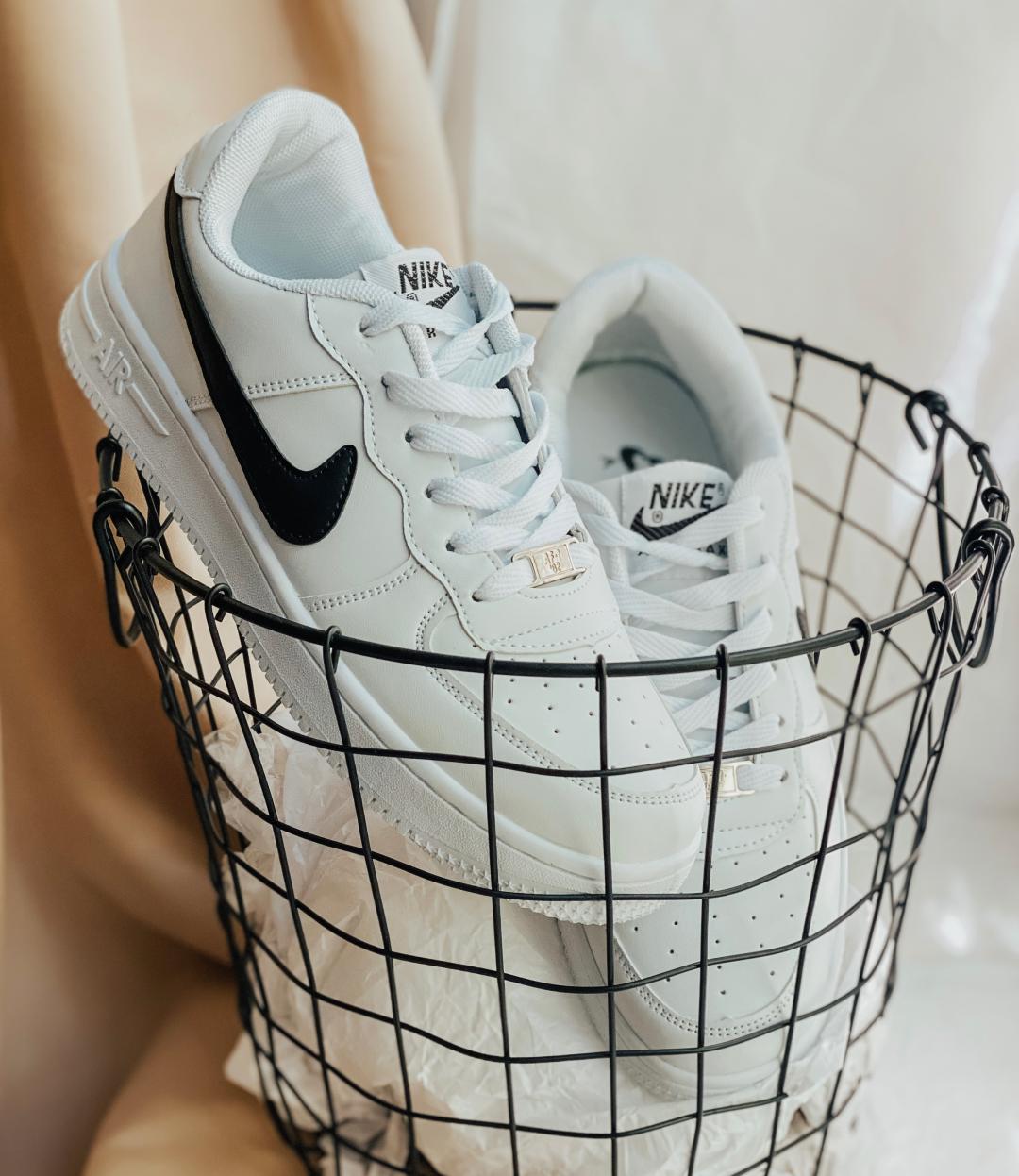 Nike Air Force 1 White Black Strip