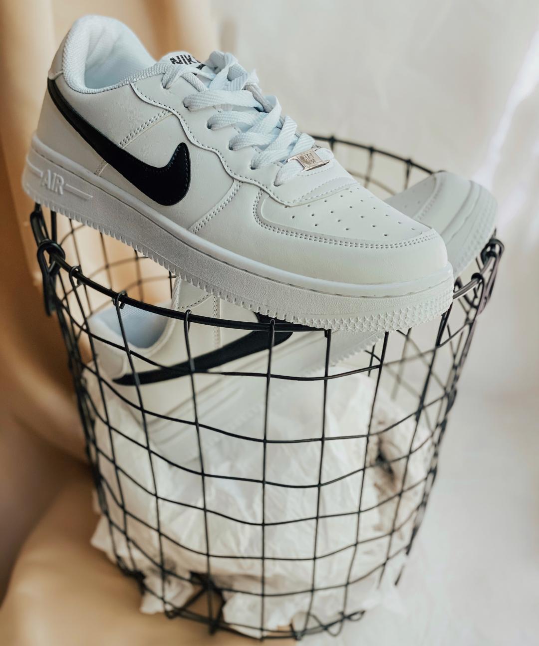 Nike Air Force 1 White Black Strip
