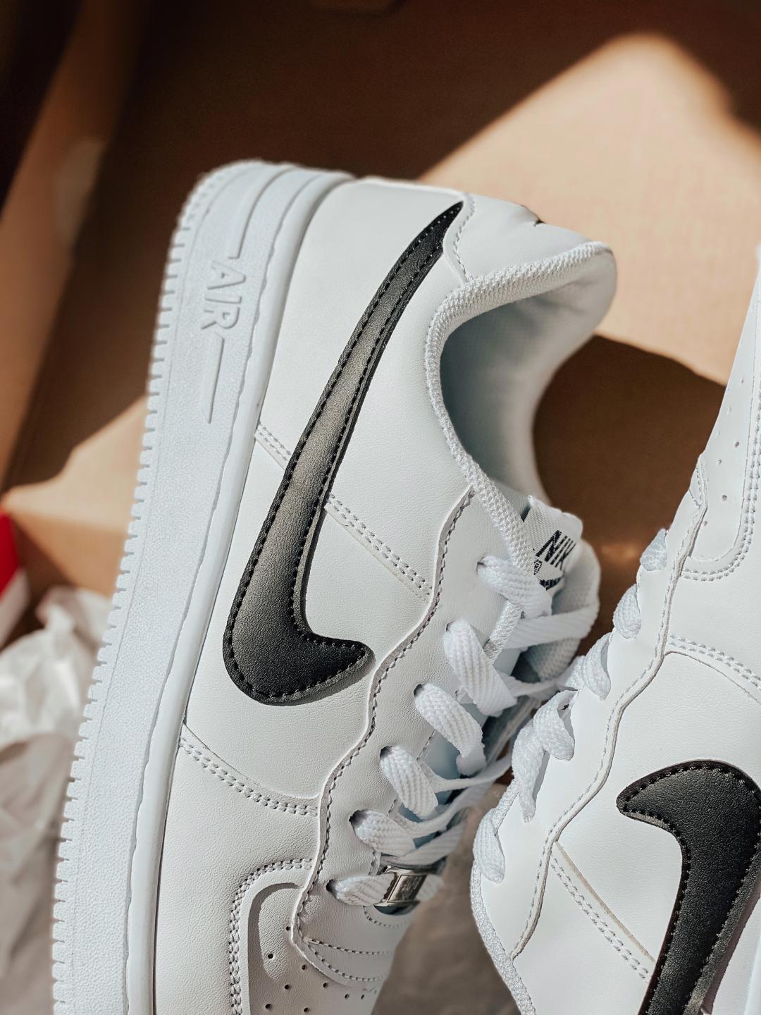 Nike Air Force 1 White Black Strip