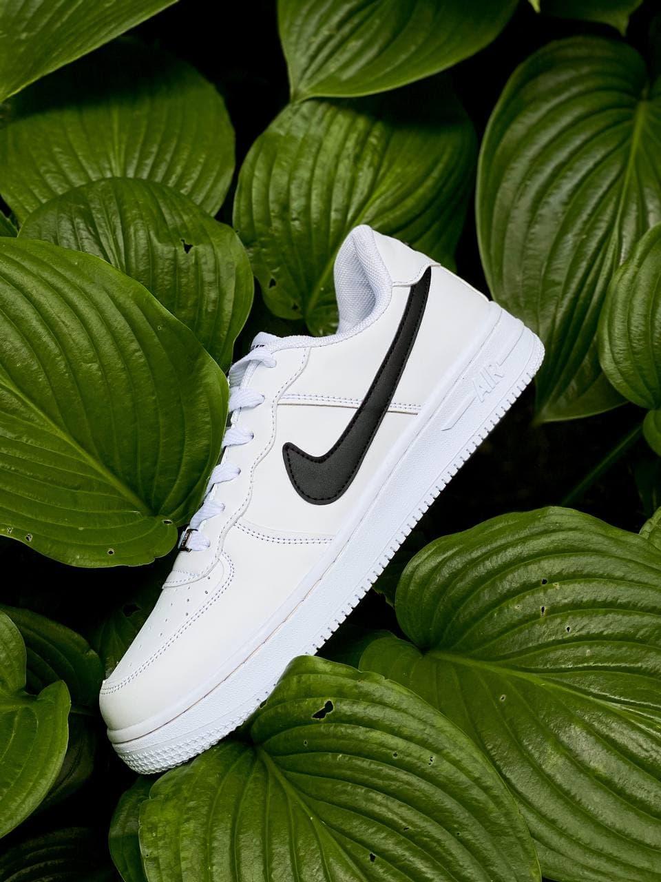 Nike Air Force 1 White Black Strip