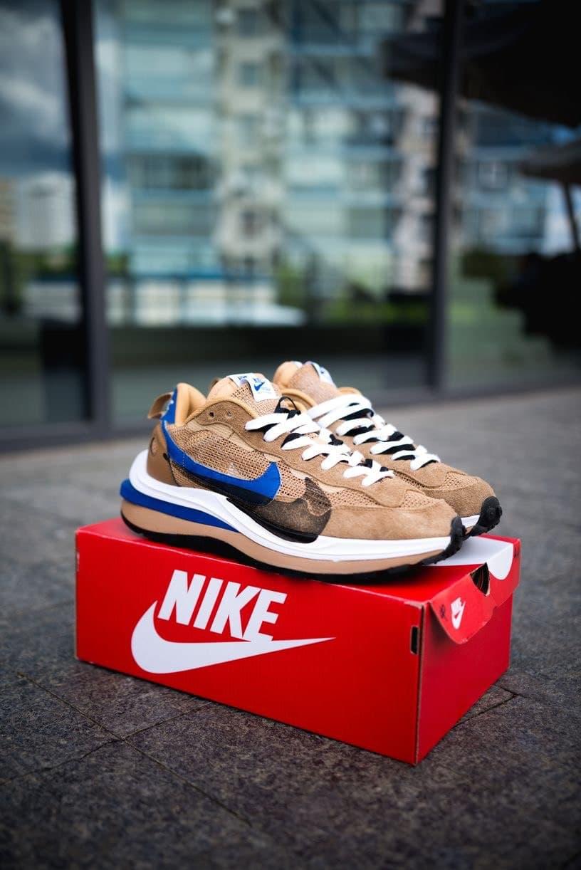 Nike VaporWaffle Sport Fuschia x Sacai Brown