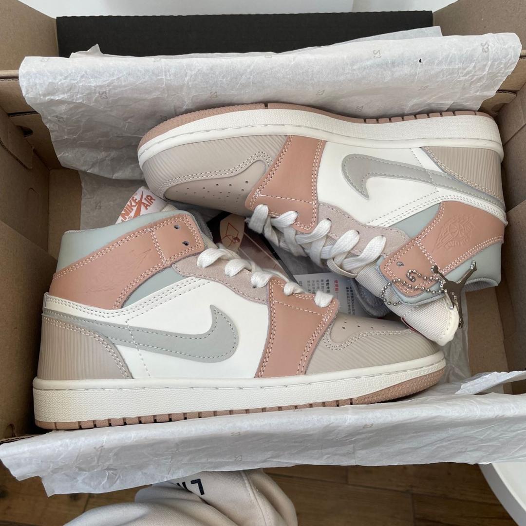 Nike Air Jordan 1 High Retro Beige