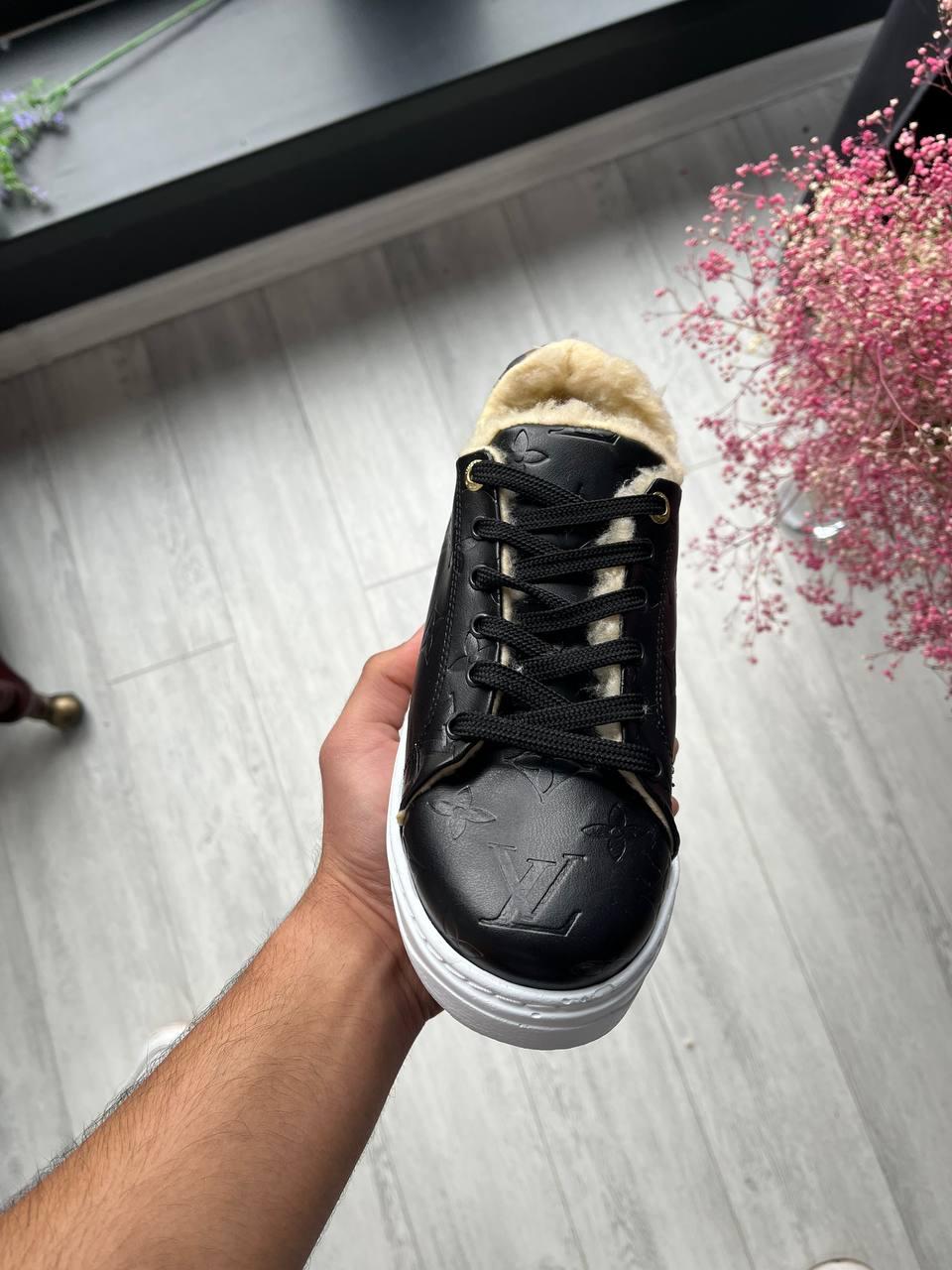 Louis Vuitton Time Out Black White