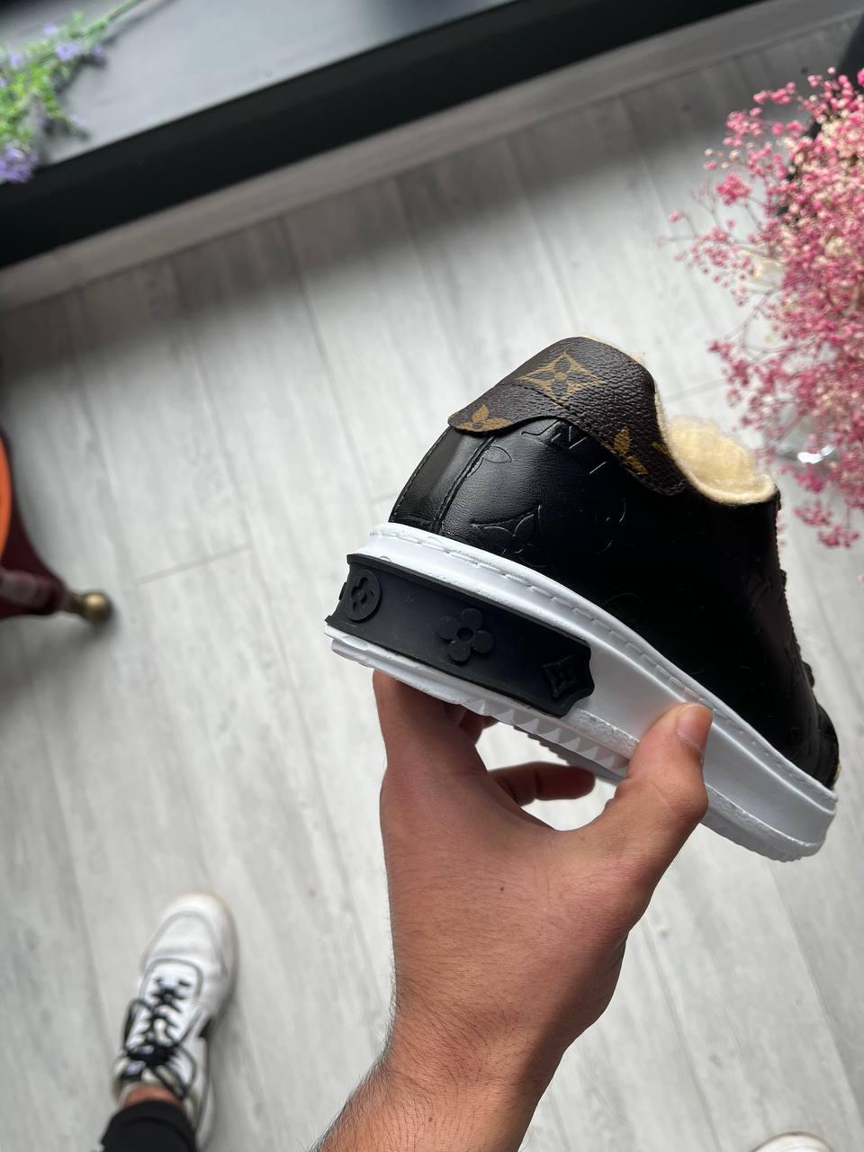 Louis Vuitton Time Out Black White