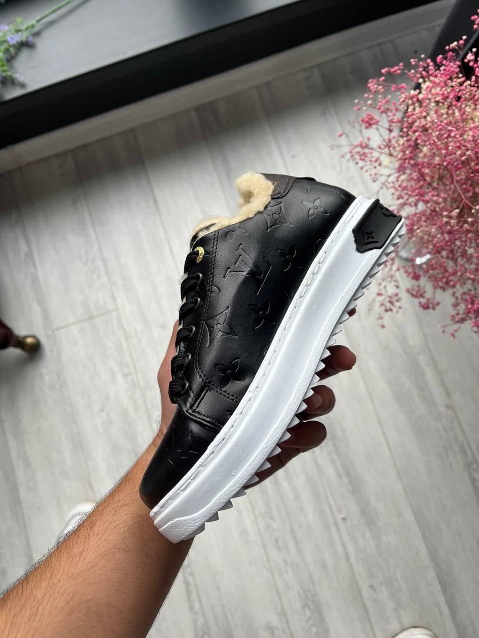 Louis Vuitton Time Out Black White