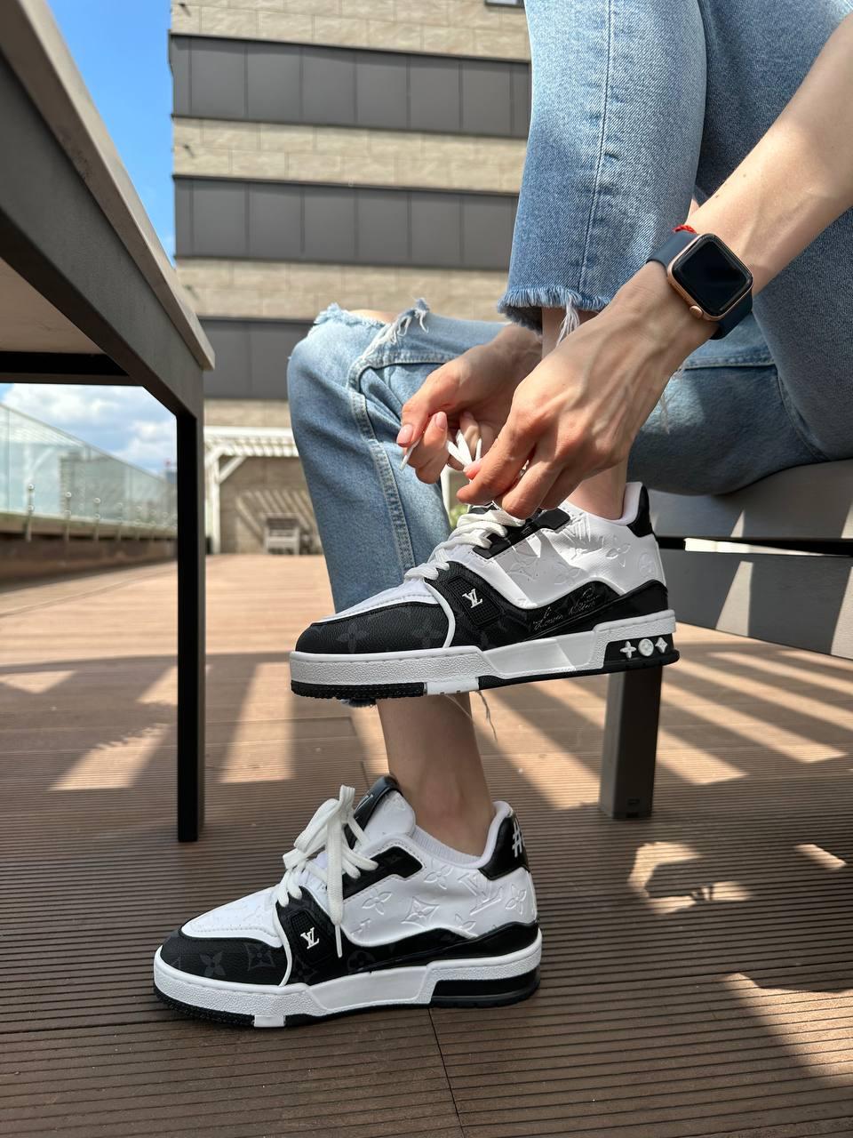 Louis Vuitton Trainer Black White v2