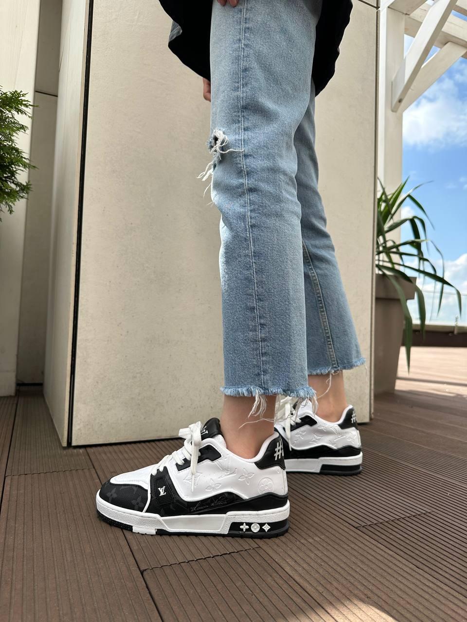 Louis Vuitton Trainer Black White v2
