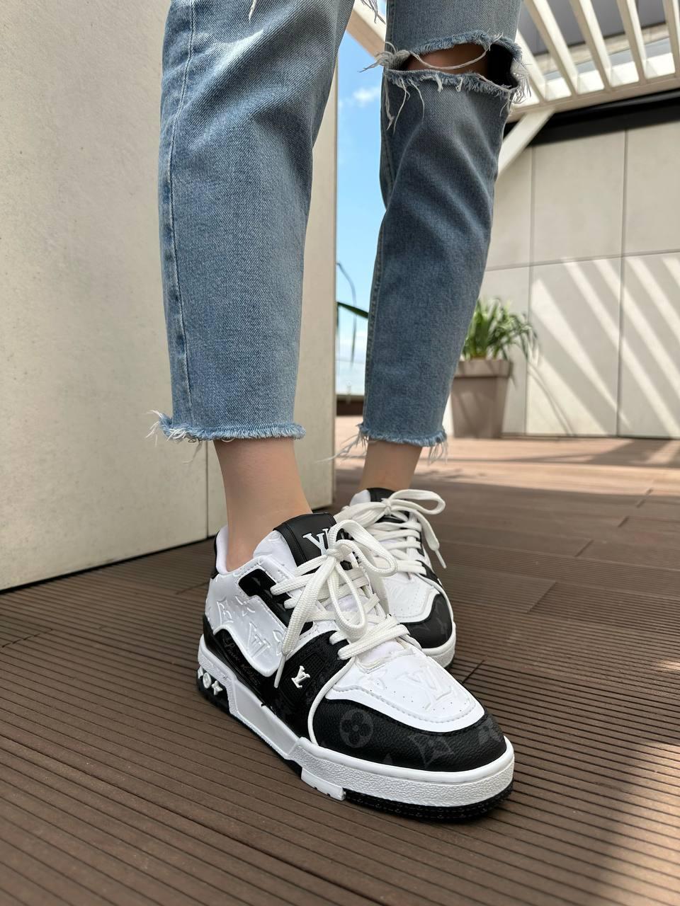 Louis Vuitton Trainer Black White v2