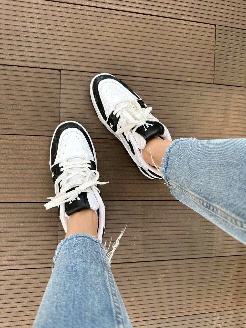 Louis Vuitton Trainer Black White v2