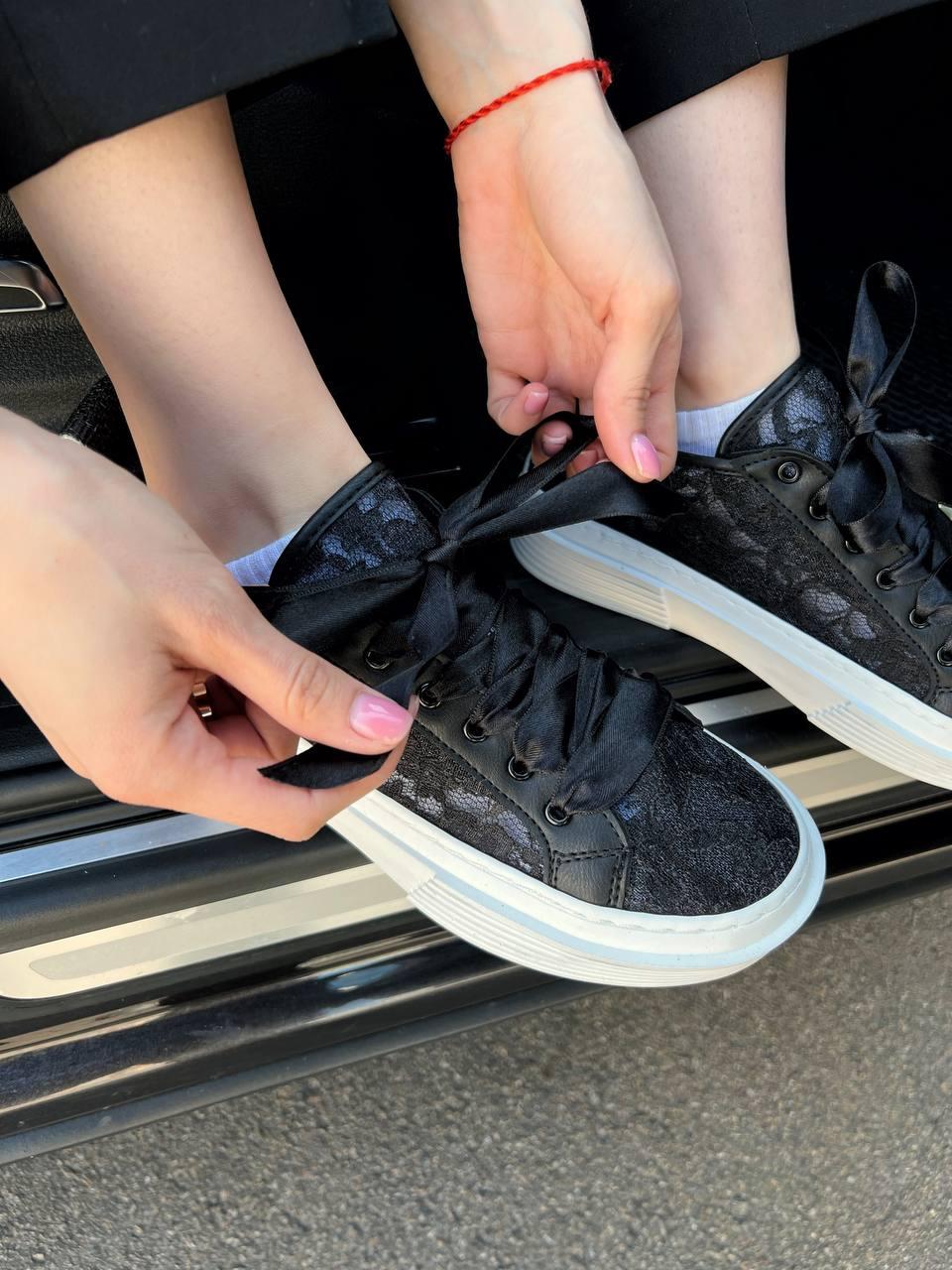 Chloe Lauren Sneakers Black White