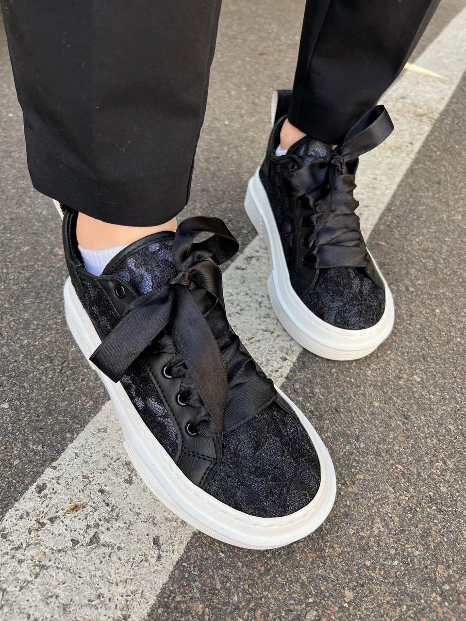 Chloe Lauren Sneakers Black White