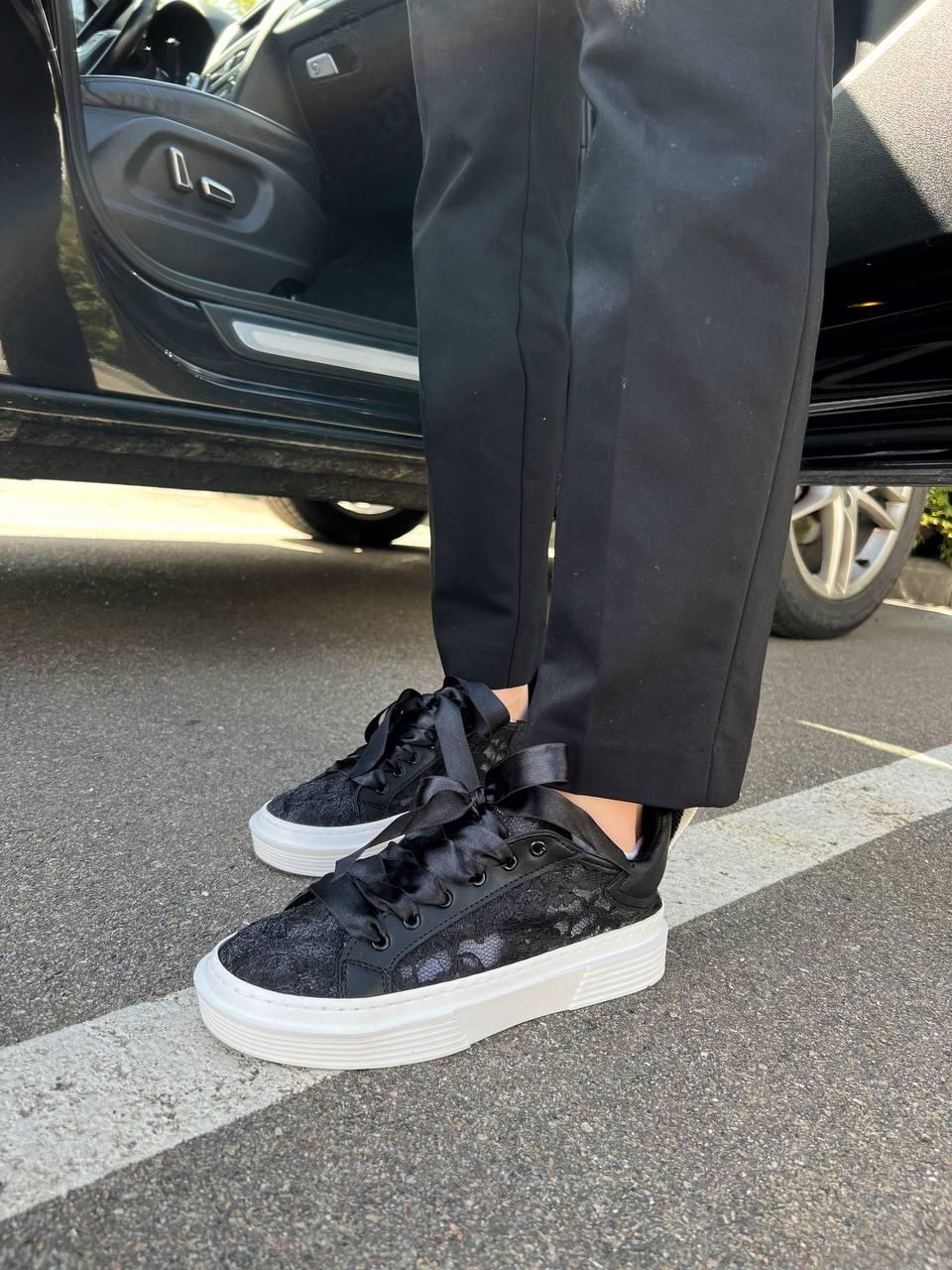 Chloe Lauren Sneakers Black White