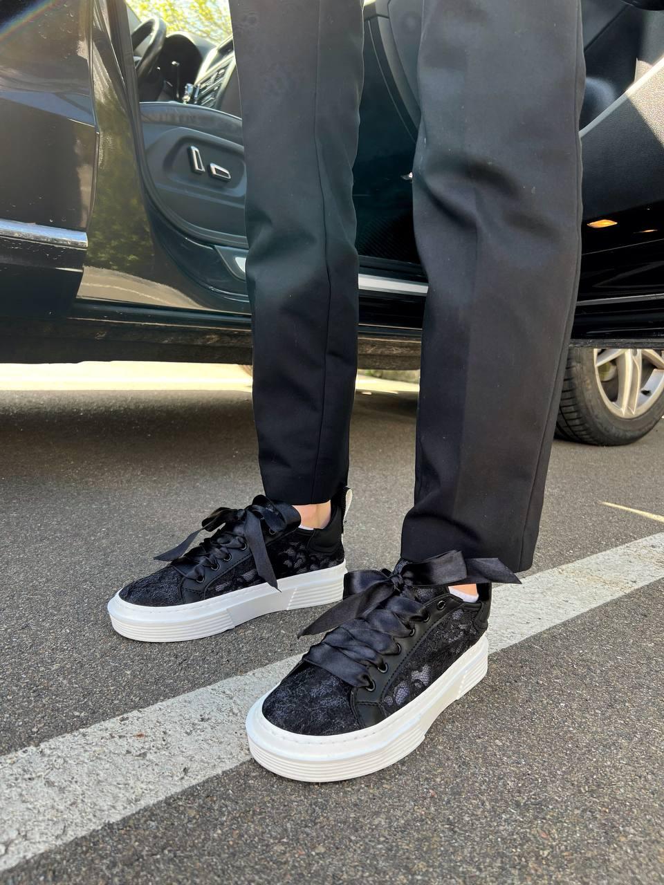 Chloe Lauren Sneakers Black White
