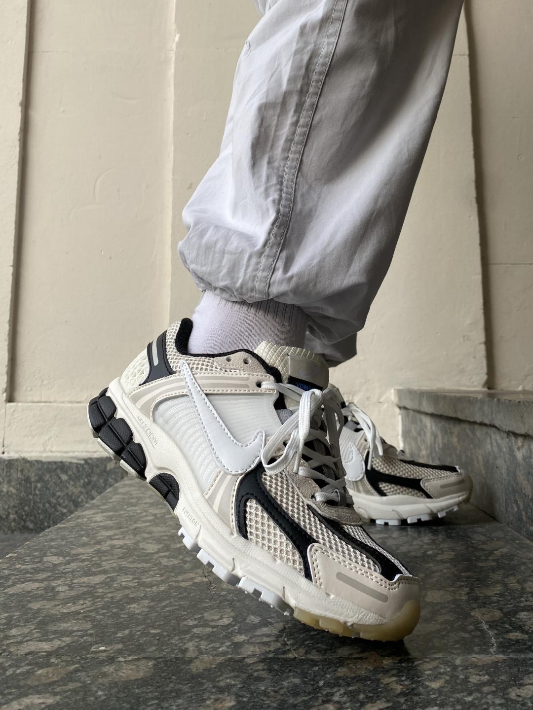 Nike Zoom Vomero 5 Beige White Black