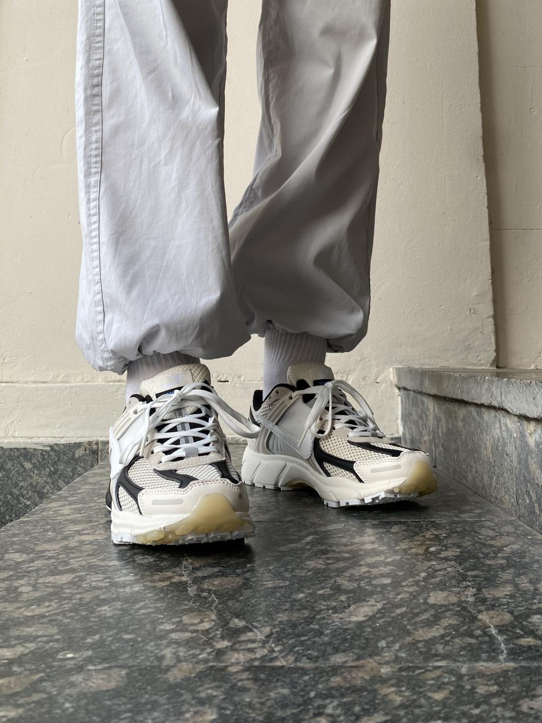 Nike Zoom Vomero 5 Beige White Black