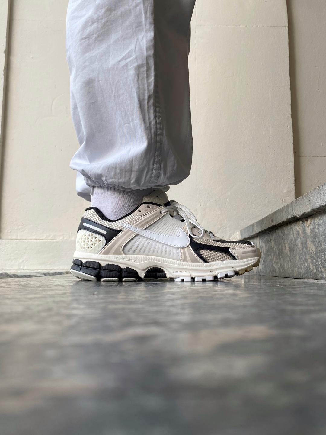 Nike Zoom Vomero 5 Beige White Black