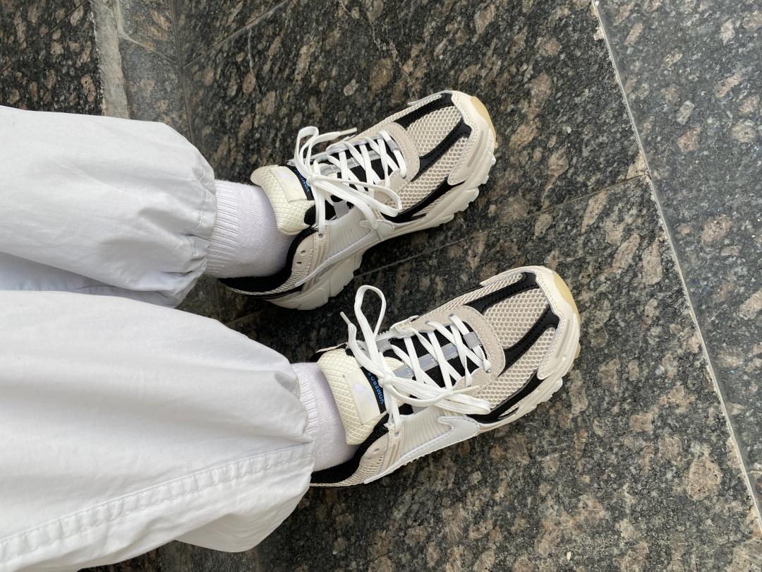 Nike Zoom Vomero 5 Beige White Black