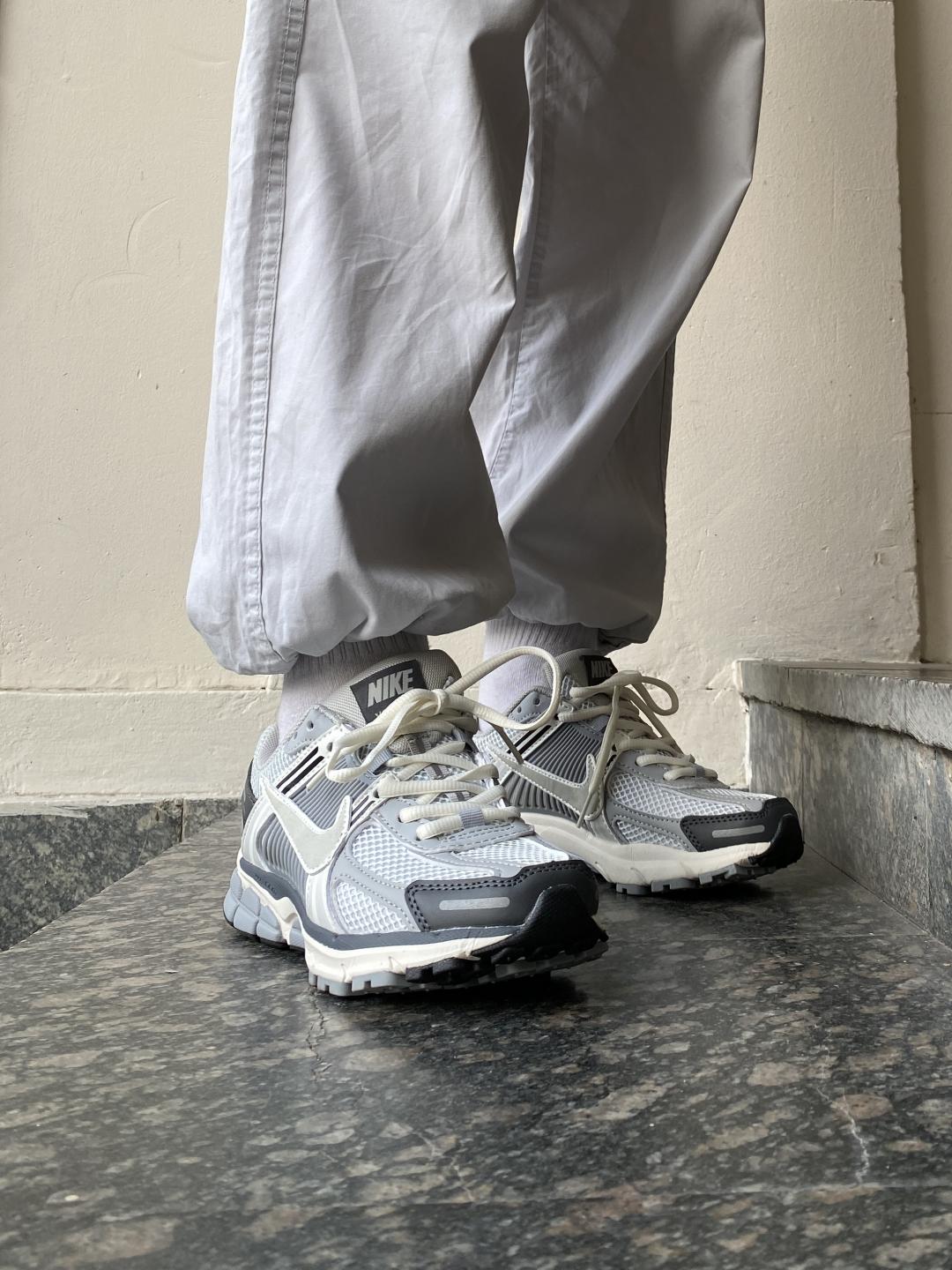 Nike Zoom Vomero 5 Grey White