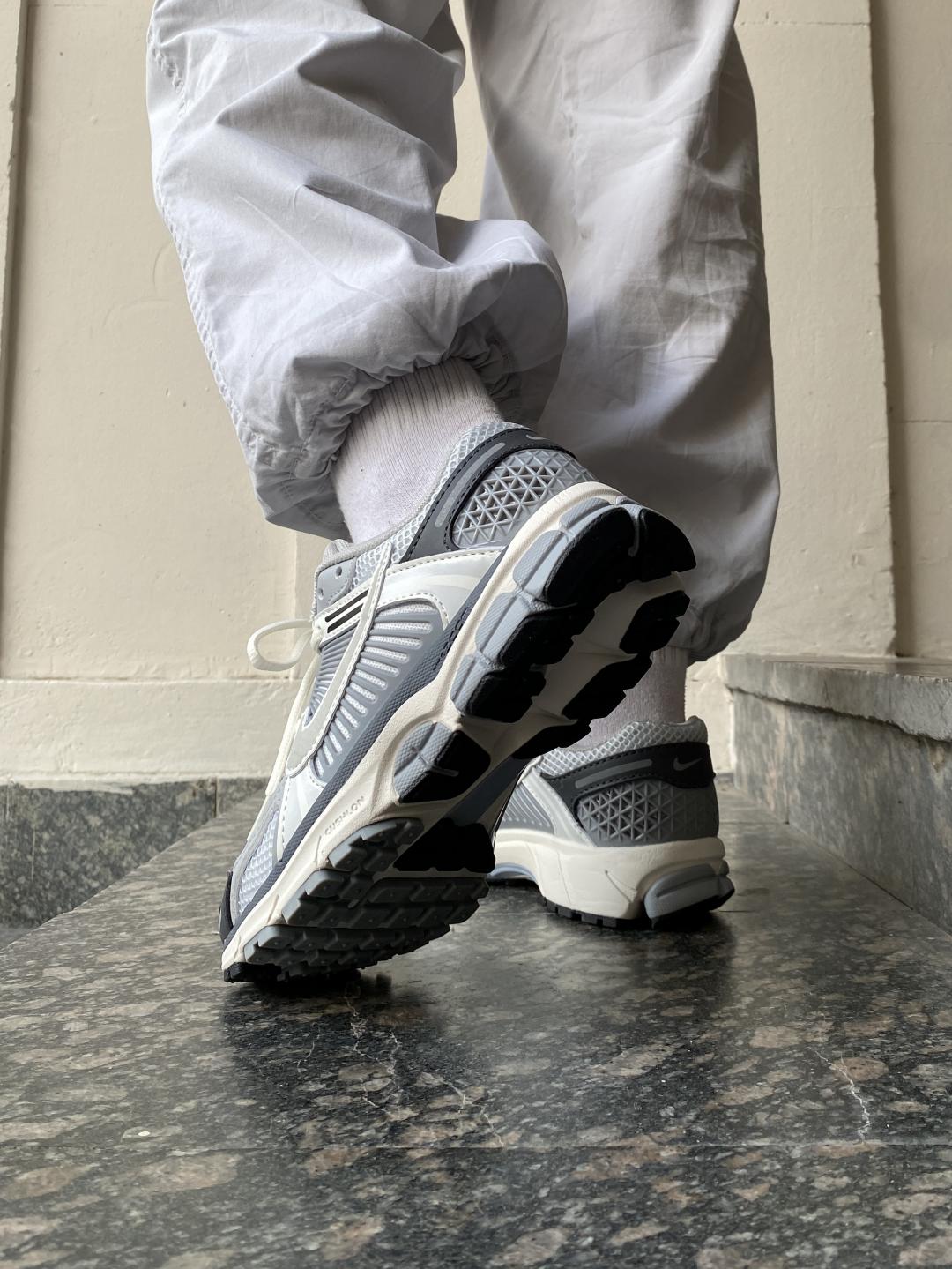 Nike Zoom Vomero 5 Grey White