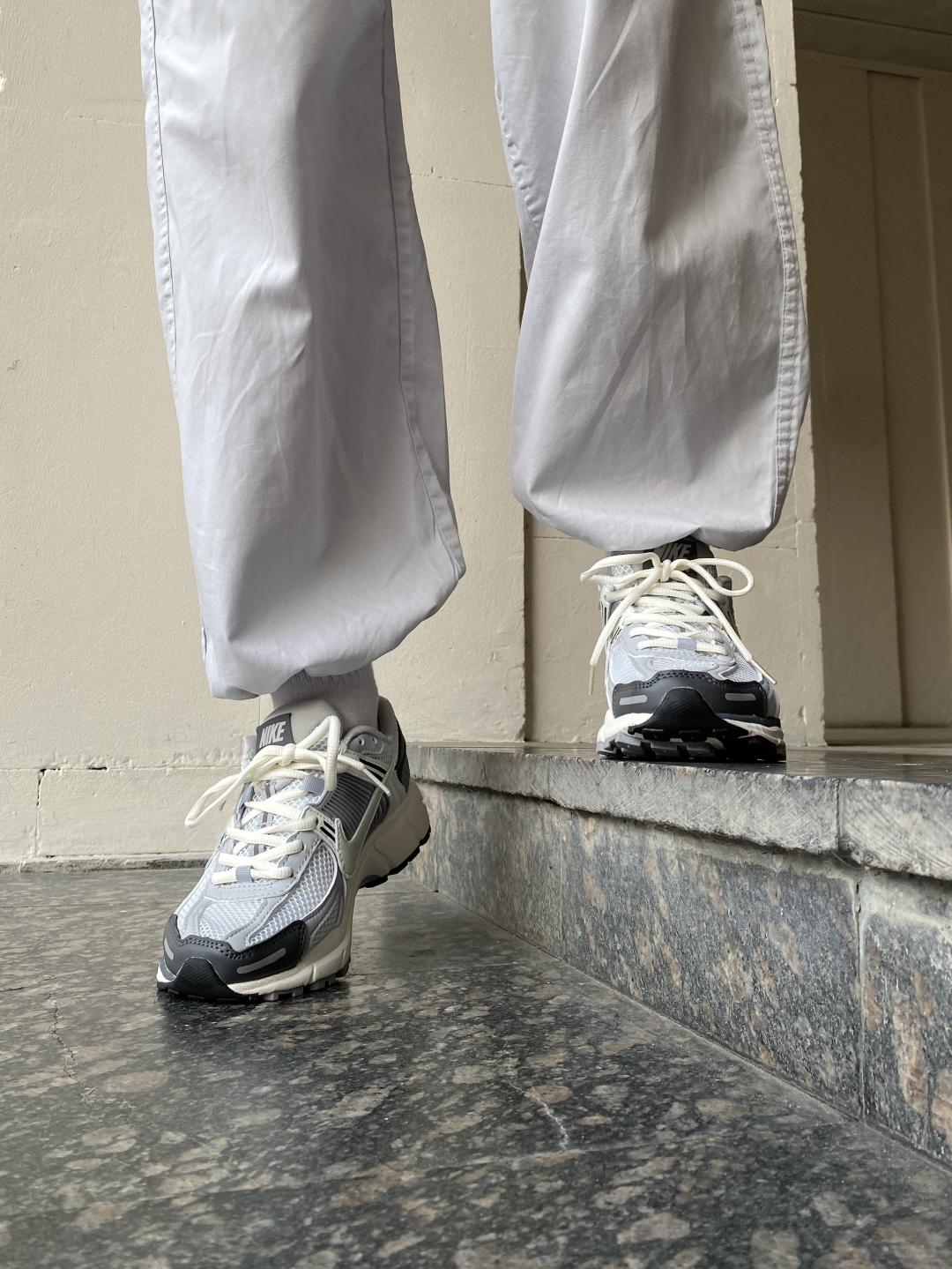 Nike Zoom Vomero 5 Grey White