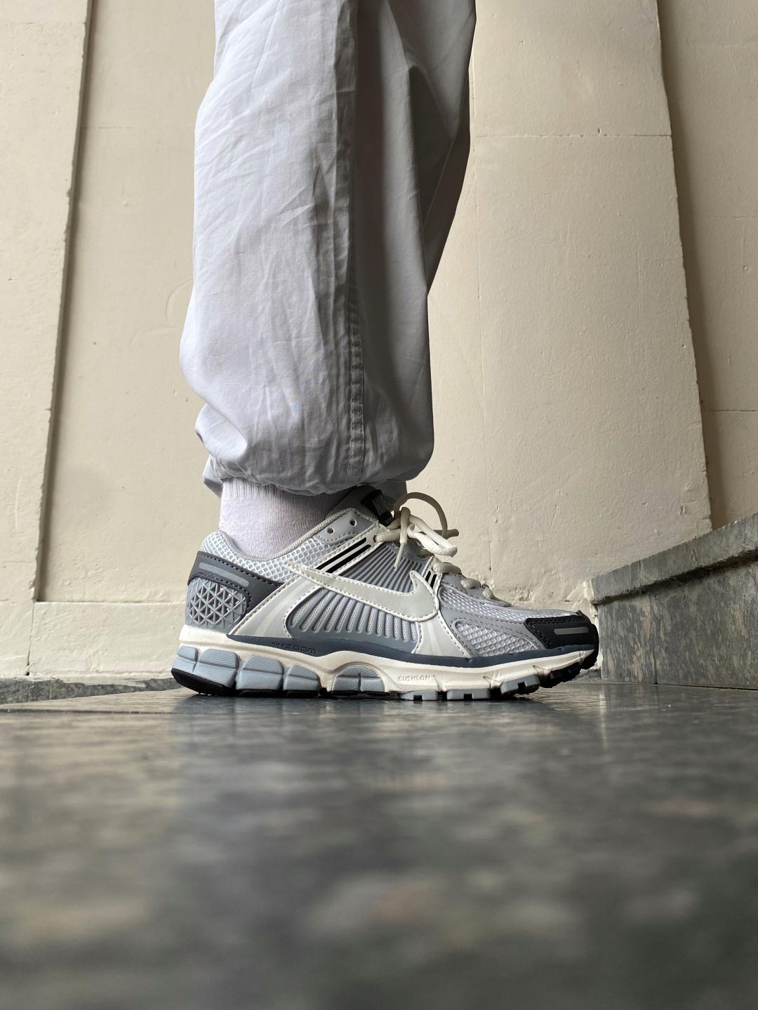 Nike Zoom Vomero 5 Grey White