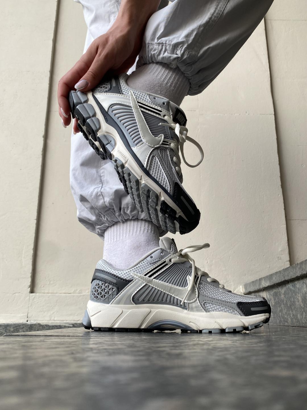 Nike Zoom Vomero 5 Grey White