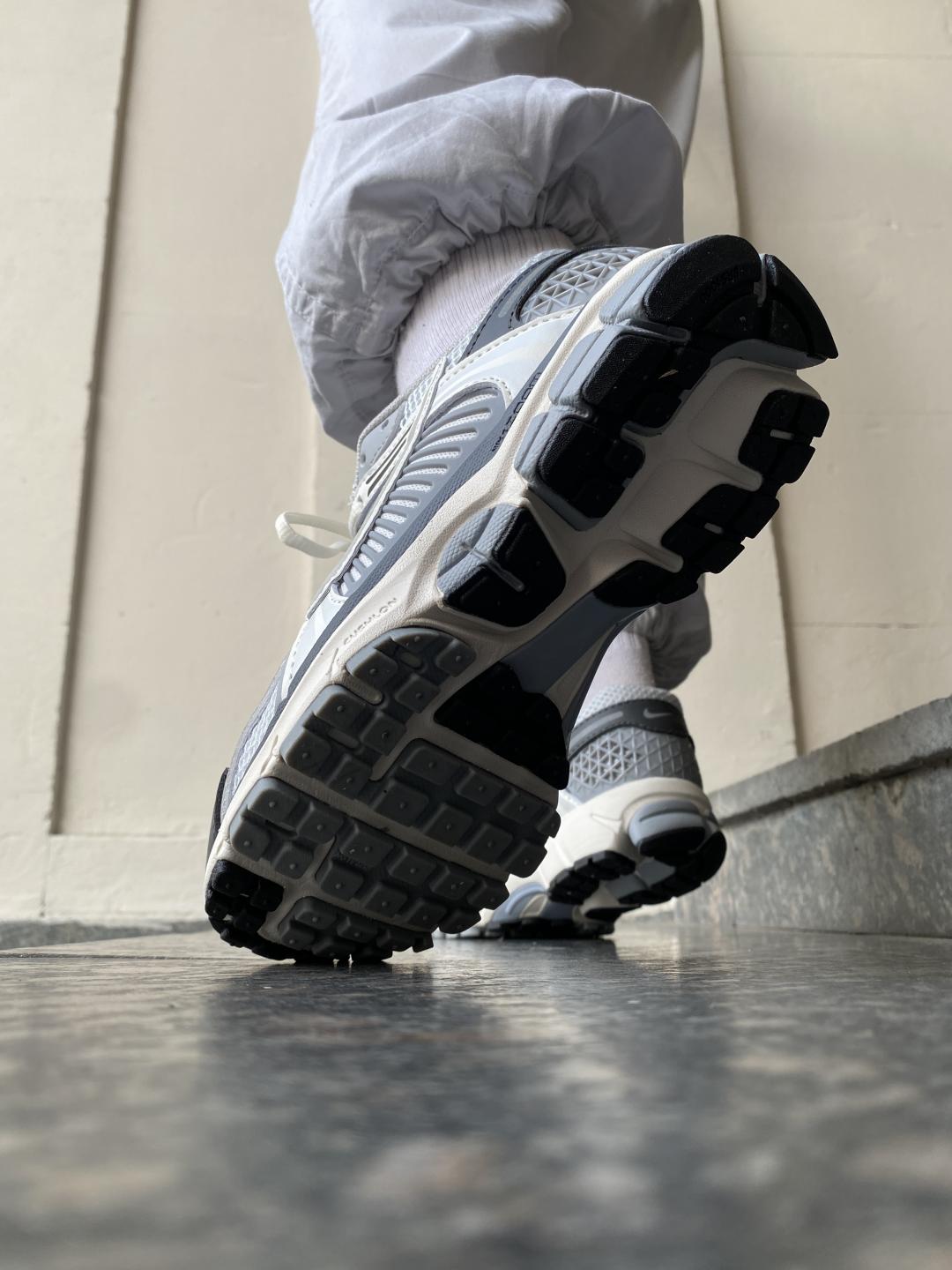 Nike Zoom Vomero 5 Grey White