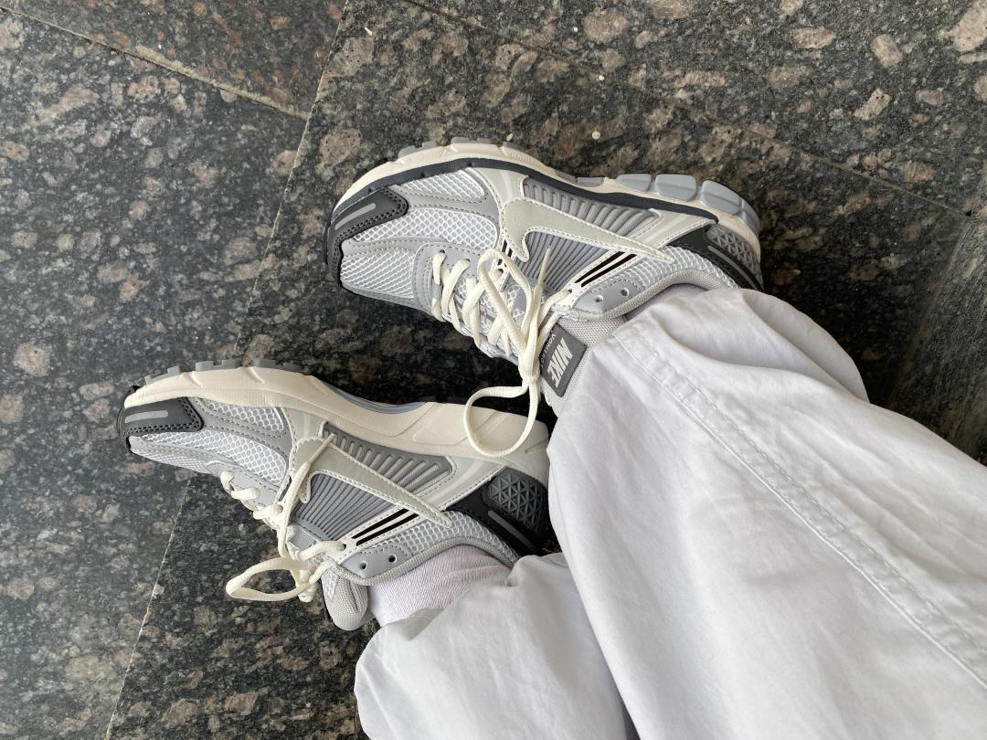 Nike Zoom Vomero 5 Grey White