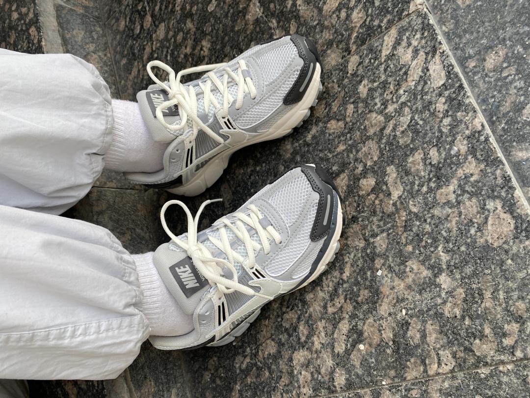 Nike Zoom Vomero 5 Grey White
