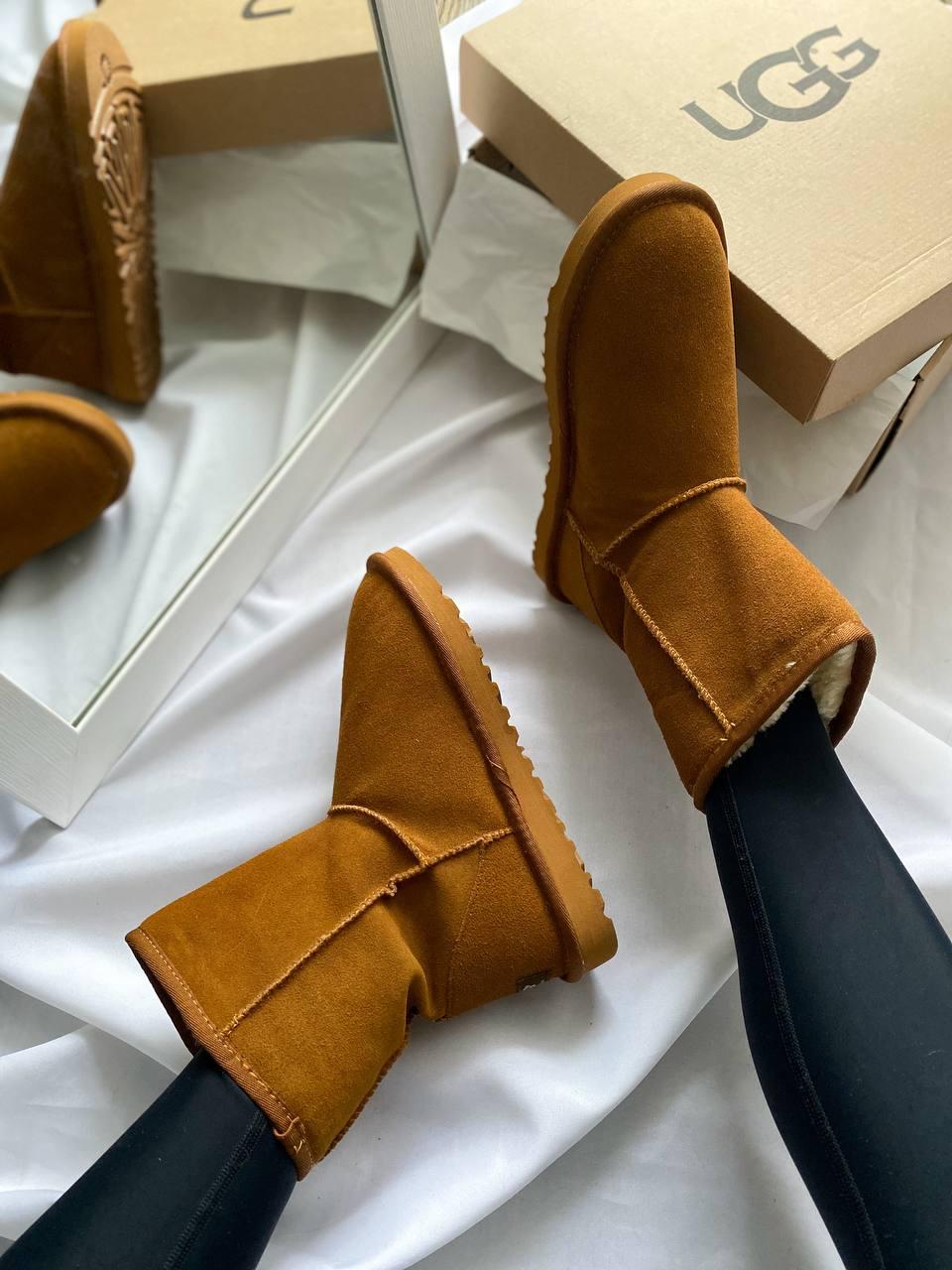 UGG Classic Short Caramel