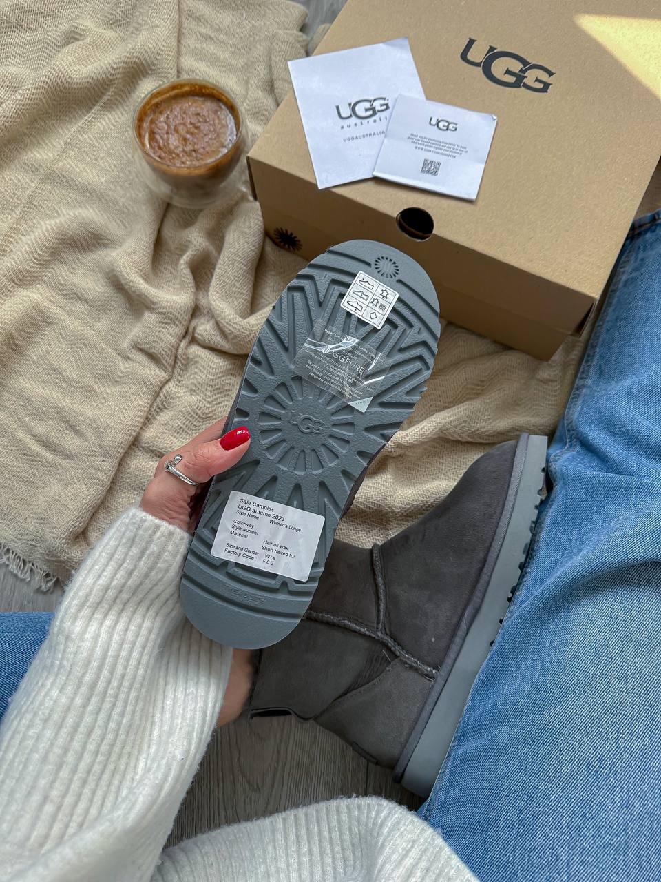 UGG Short ZIP Grey