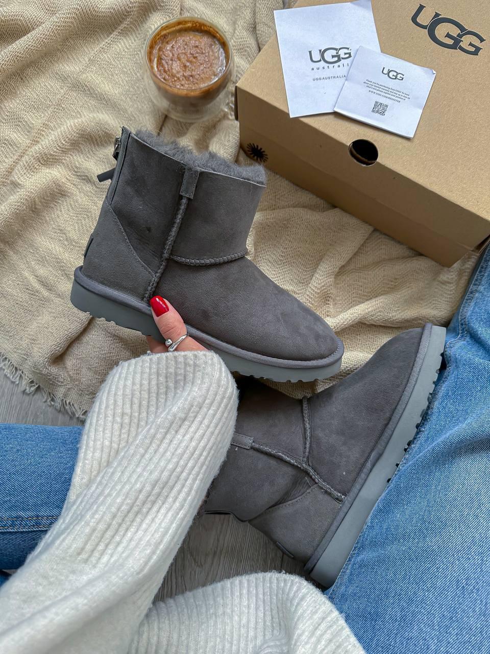 UGG Short ZIP Grey